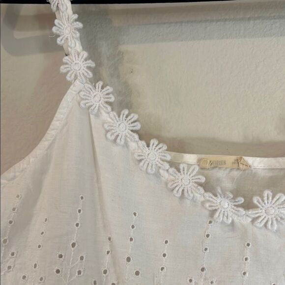 White Lace Cropped Tank Top - Picture 3 of 6